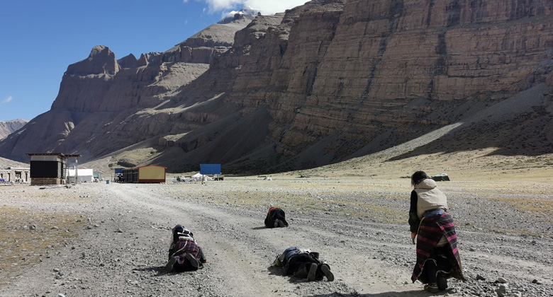 Pilger beten in tiefer Hingabe rund um den heiligen Kailash