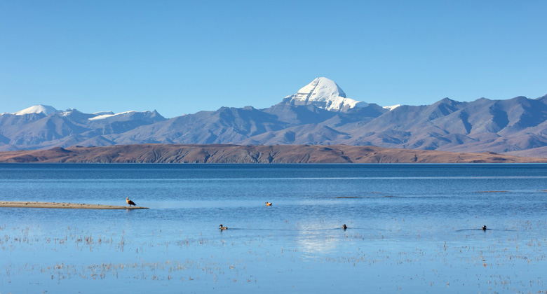 Dr ruhige Mansarovar-See und der Ausblick auf den Kailash