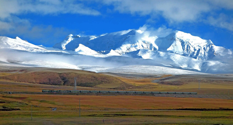 Der Zug von Lhasa nach Xining passiert zudem tagsüber den Tanggula-Pass