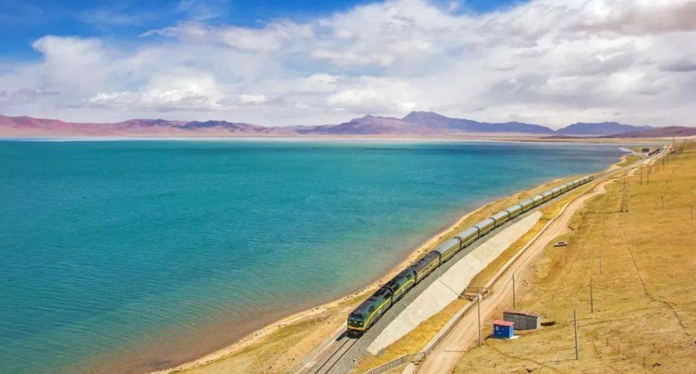Zug der Qianghai-Tibet-Bahn über den Cuo Na-See