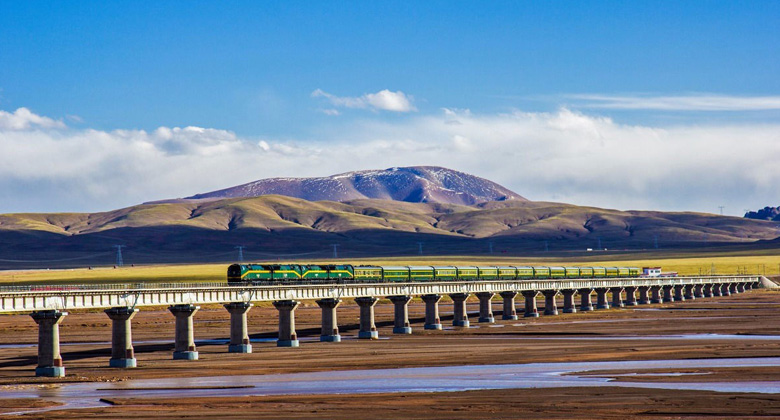 Qianghai-Tibet-Bahn über den Tuotuo-Fluss