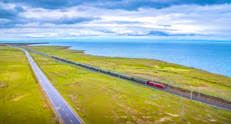 Tibet train via Qinghai Lake