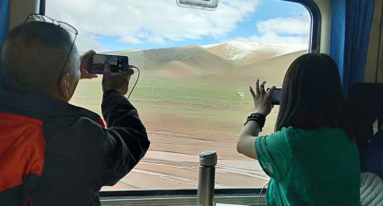 Ein Foto im Zug der Qianghai-Tibet-Bahn machen