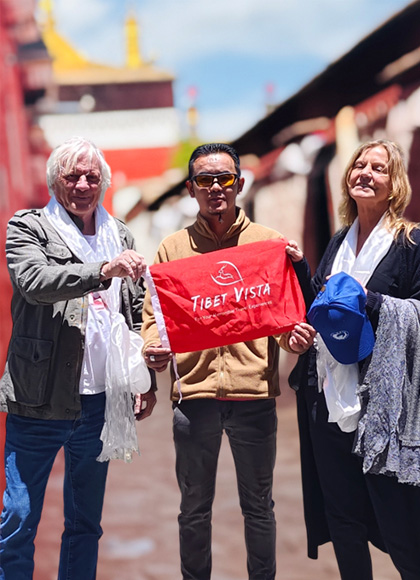 Tibetischer Reiseleiter mit G&auml;sten auf einer Tibet-Reise