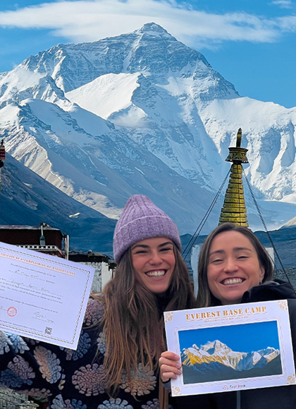 Zwei zufriedene Reiseg&auml;ste mit ihren Urkunden am Everest Base Camp in Tibet