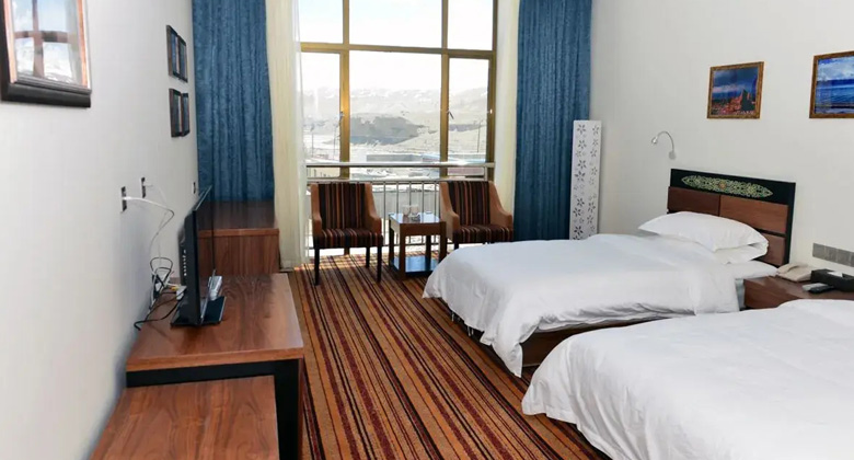 Komfortables Hotelzimmer in Darchen nahe Mount Kailash mit Blick und moderner Ausstattung