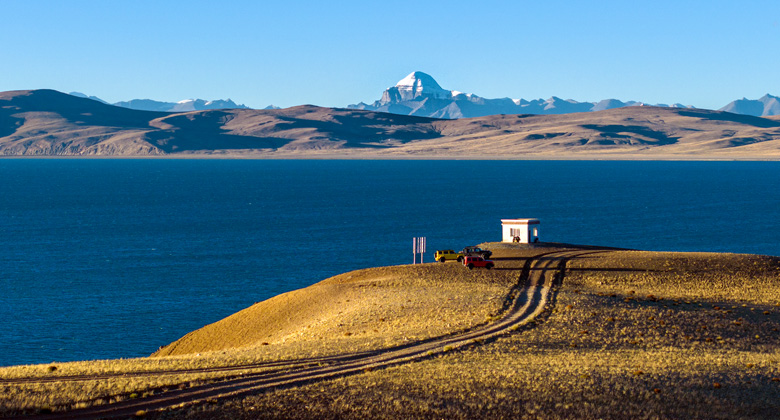 Manasarovarsee mit Blick auf den Kailash, erreichbar von Purang &uuml;ber eine Hochlandstra&szlig;e