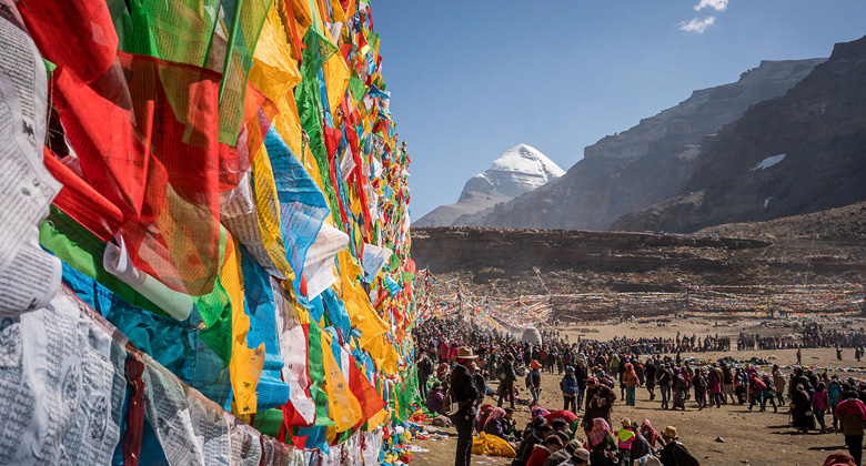 Pilger und Gebetsfahnen am Mount Kailash w&auml;hrend des Saga Dawa Festivals in Tibet