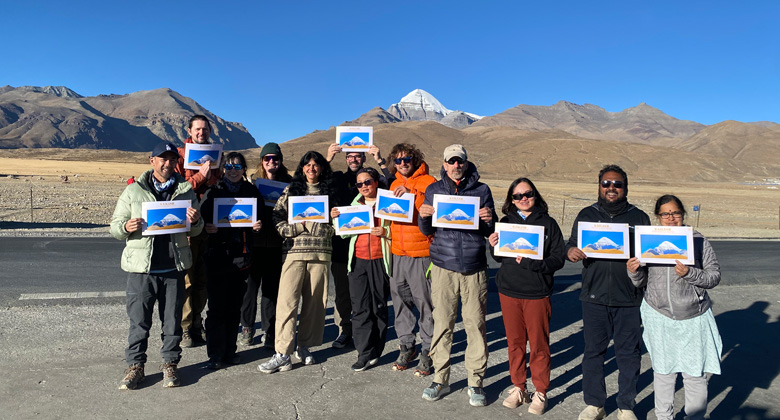 Reisende vor dem Mount Kailash w&auml;hrend der besten Reisezeit von April bis Oktober