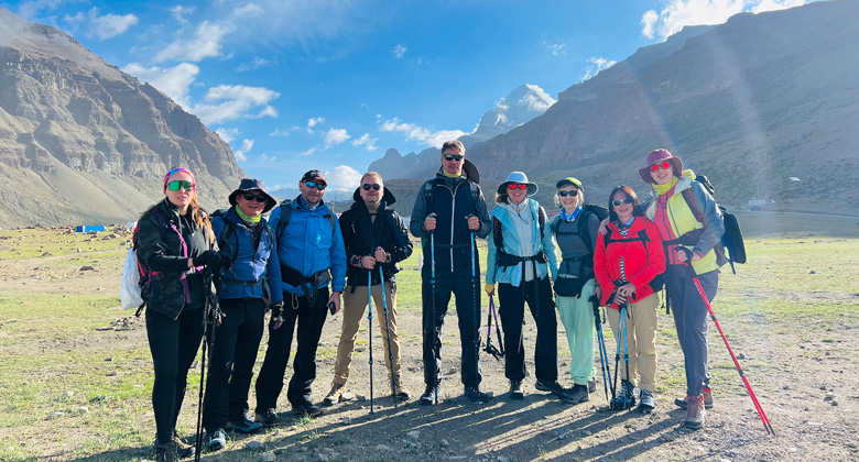 Reisende beim Trekking am Mount Kailash im Sommer mit warmer und winddichter Kleidung