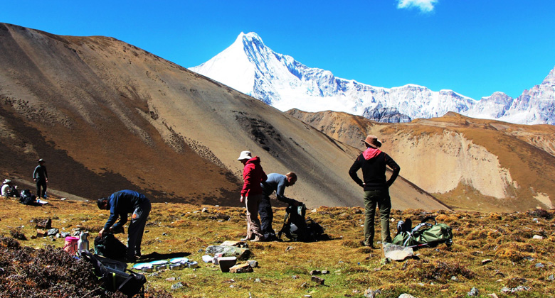 Wanderer auf dem Jomolhari Trek im Herbst in Bhutan