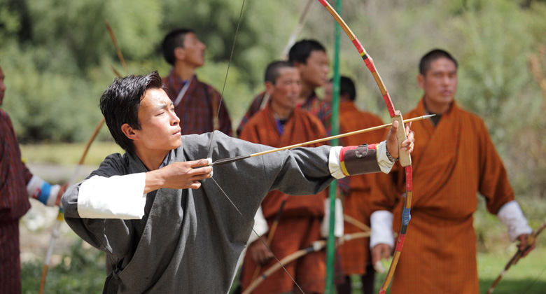 Lokale Bhutaner nehmen am Bogenschießen teil, um sich zu entspannen