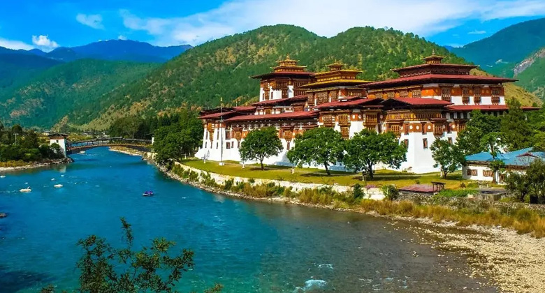Punakha Dzong unter blauem Herbsthimmel im Oktober
