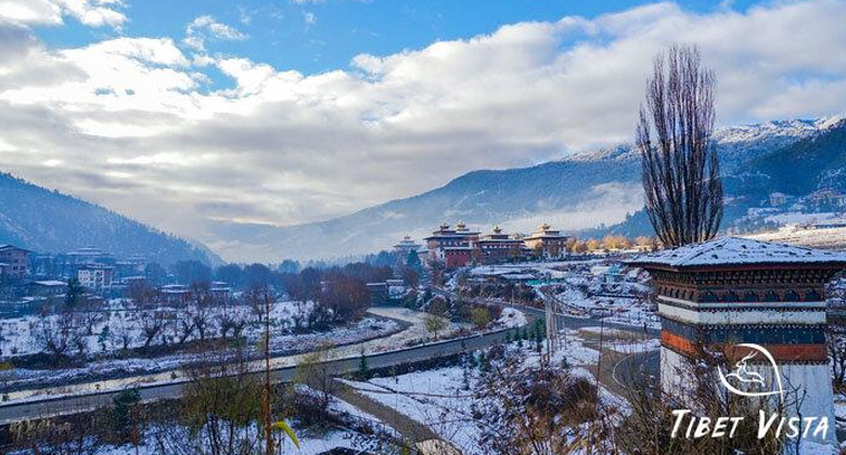 Tashichho Dzong in Thimphu im Winter bei klarem Himmel