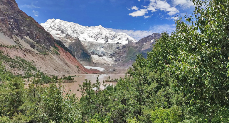 Der Midui-Gletscher nahe Bomi in Nyingchi