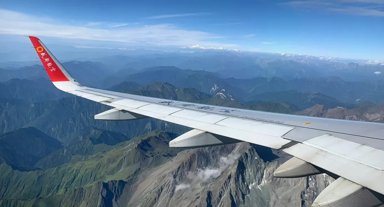 the flight from Chengdu to Lhasa