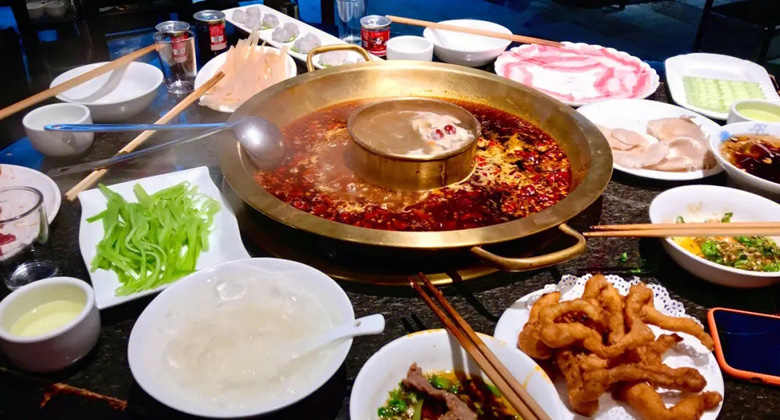 Reisende probieren den Hot Pot in Chengdu