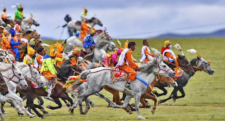 Khampa-Reiter beim Litang Pferderennenfestival in Osttibet