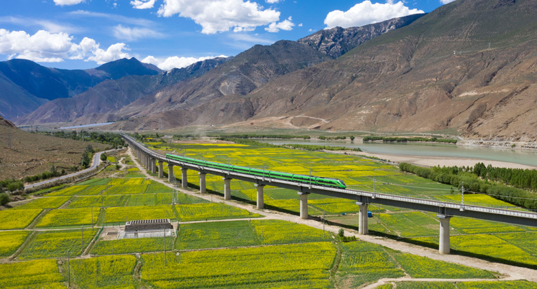Hochgeschwindigkeitszug von Lhasa nach Nyingchi