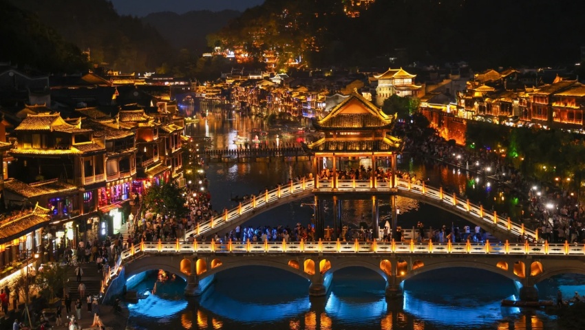 Beleuchtete Altstadt von Fenghuang