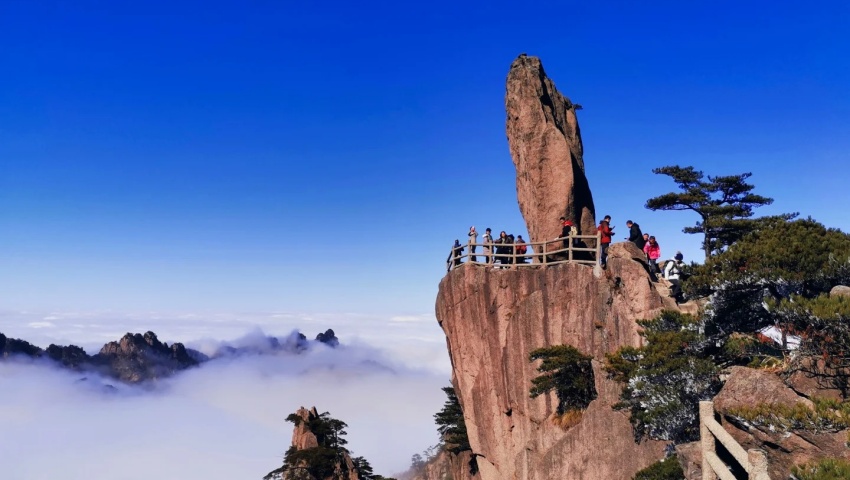 Nebelverhangene Granitfelsen im Gelben Gebirge