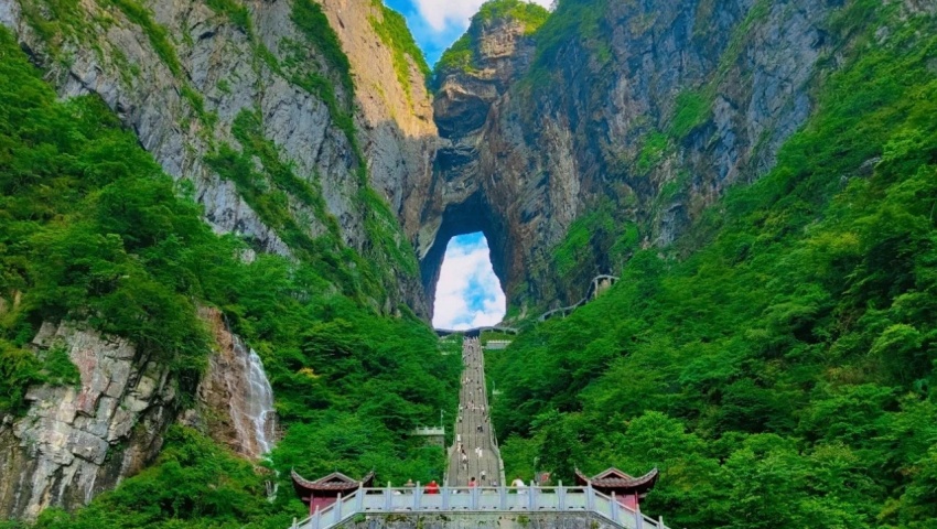 Tianmen-Berg mit Felsdurchbruch