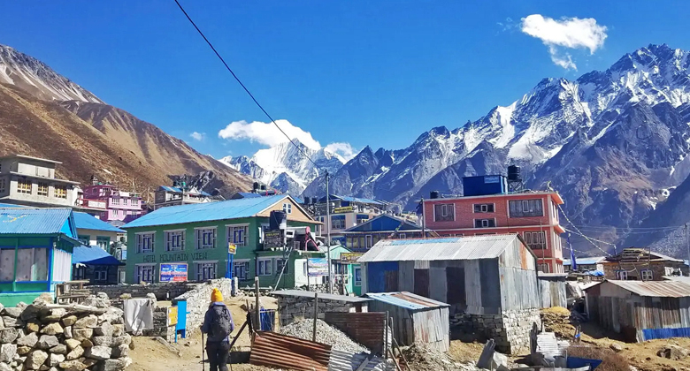 Trekkingroute zum Everest Base Camp durch ein traditionelles Sherpa-Dorf in Nepal