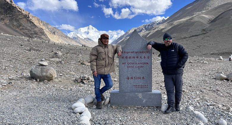 Beim Besuch des EBC in Tibet sollte man eine Daunenjacke tragen.