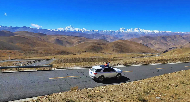 Asphaltierte Stra&szlig;e zum Everest Base Camp in Tibet