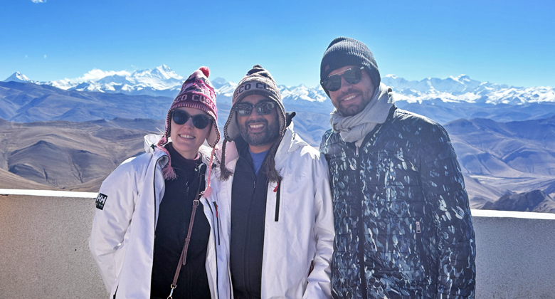 Klare Sicht auf den Mount Everest und die Himalaya-Gipfel vom Gawula-Pass in Tibet im Oktober