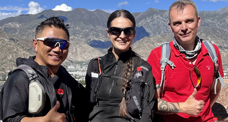 Lokaler tibetischer Reiseleiter begleitet Reiseg&auml;ste auf einer Tibet-Reise zum Mount Everest