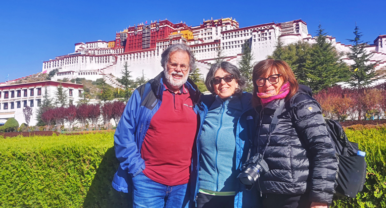 Reiseg&auml;ste genie&szlig;en den Blick auf den Potala-Palast in Lhasa w&auml;hrend ihrer &Uuml;berlandreise von Kathmandu nach Tibet