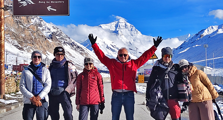 Stra&szlig;e durch die Himalaya-Landschaft zum Everest Base Camp auf der tibetischen Nordseite