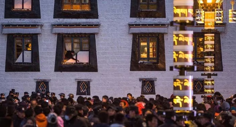 Butterlampen werden auf die Fensterbänke gestellt und angezündet