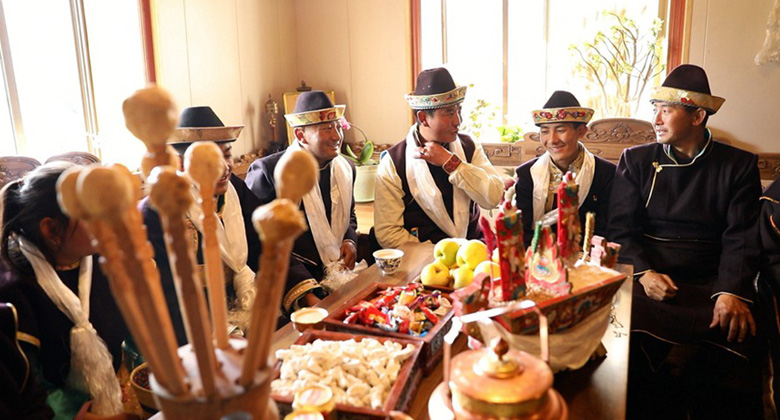 Das tibetische Neujahr wird mit Familie und Freunden gefeiert