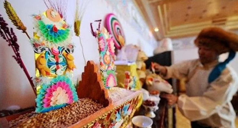 Das Haus wird gereinigt und mit „Chhemar“ und anderen Ornamenten für das Losar-Neujahr geschmückt