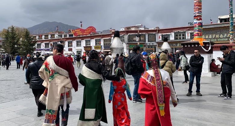 Kora um den Jokhang-Tempel während des Tibetischen Neujahrs