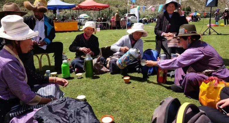 Tibetische Familien genießen Picknicks