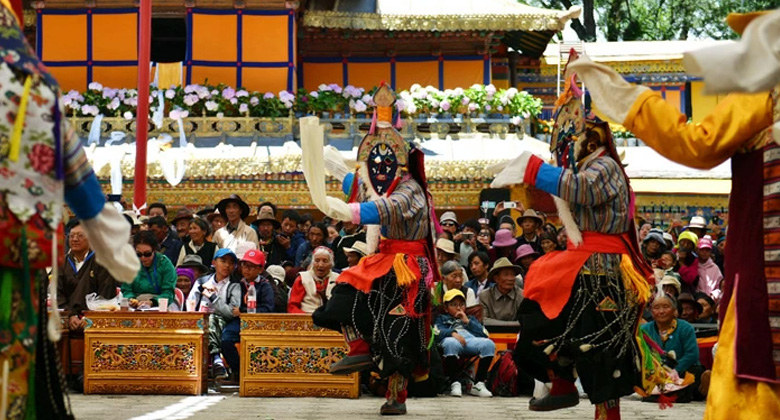 Einheimische genießen tibetische Opernaufführungen in Norbulingka