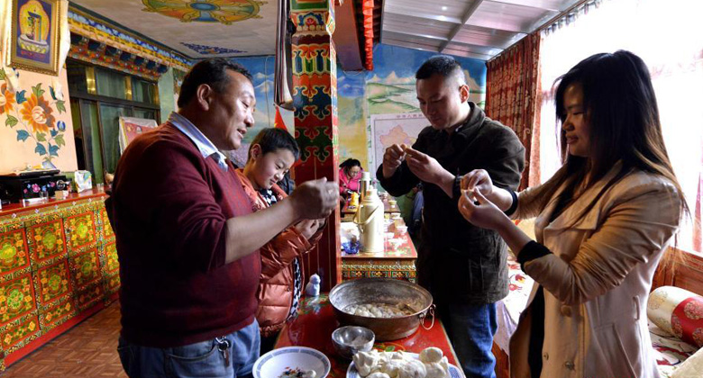 Familienmitglieder bereiten gemeinsam Gutok zu