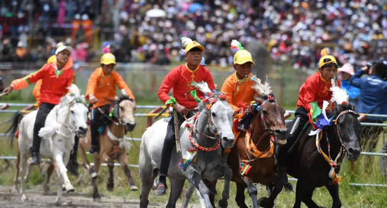 Tibeter zeigen beeindruckende Reitkunst während des Shoton-Festivals in Lhasa