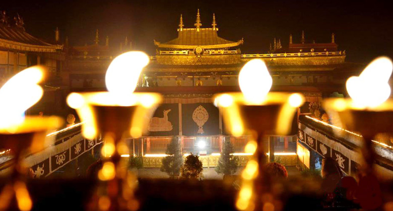 Butterlampen-Festival vor dem Jokhang-Tempel in Lhasa bei Nacht