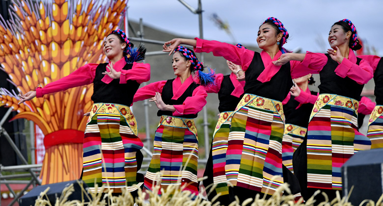 Feiern des Ongkor-Festes in Tibet