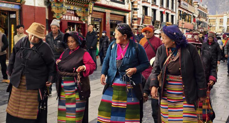 Tibetische Gl&auml;ubige beim Kora-Ritual in der Barkhor-Stra&szlig;e in Lhasa
