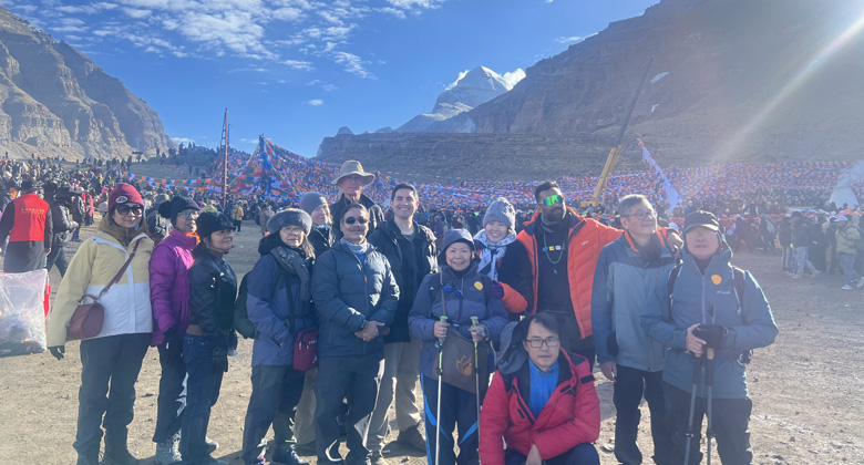Pilger und Reisende beim Saga-Dawa-Festival am Mount Kailash