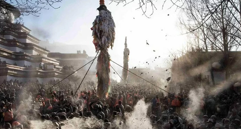 Die Leute feiern das tibetische Neujahr