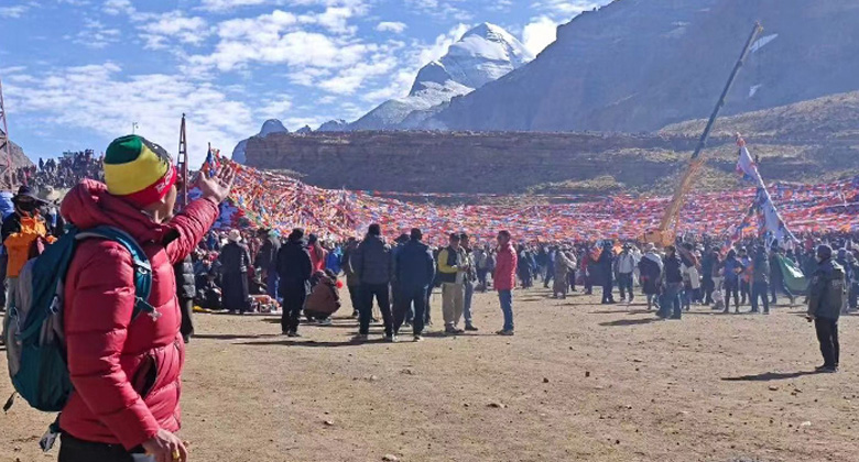 Pilger und Reisende beim Saga-Dawa-Fest am Mount Kailash