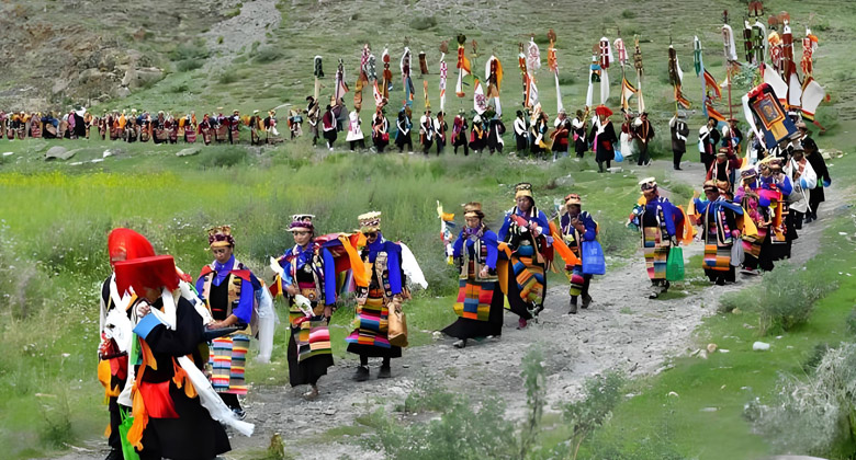 Ongkor-Festival in Tibet mit traditionellen T&auml;nzen und Erntezeremonien