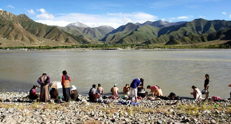 Tibeter baden während des Badefestes im Lhasa-Fluss