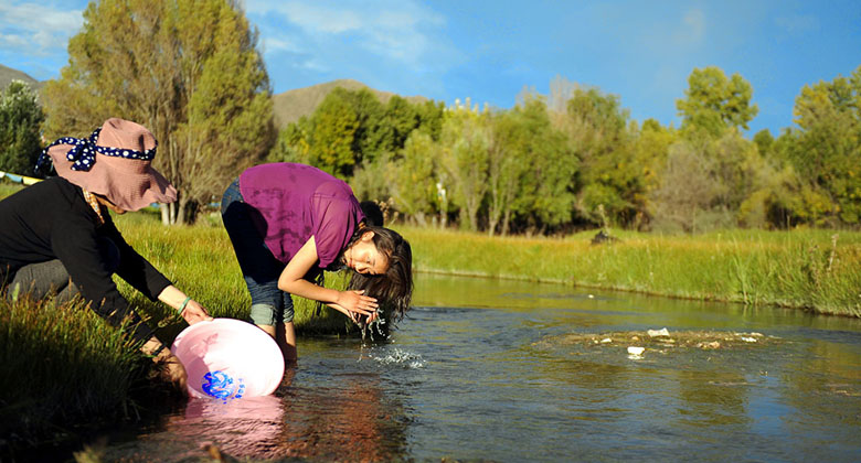 Das Waschen der Haare im Fluss ist ebenfalls eine Möglichkeit, das Badefest zu feiern
